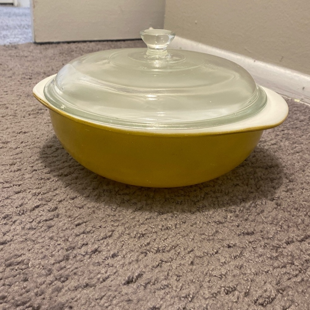 . Vtg Pyrex 024 yellow/gold 2 qt dish with lid